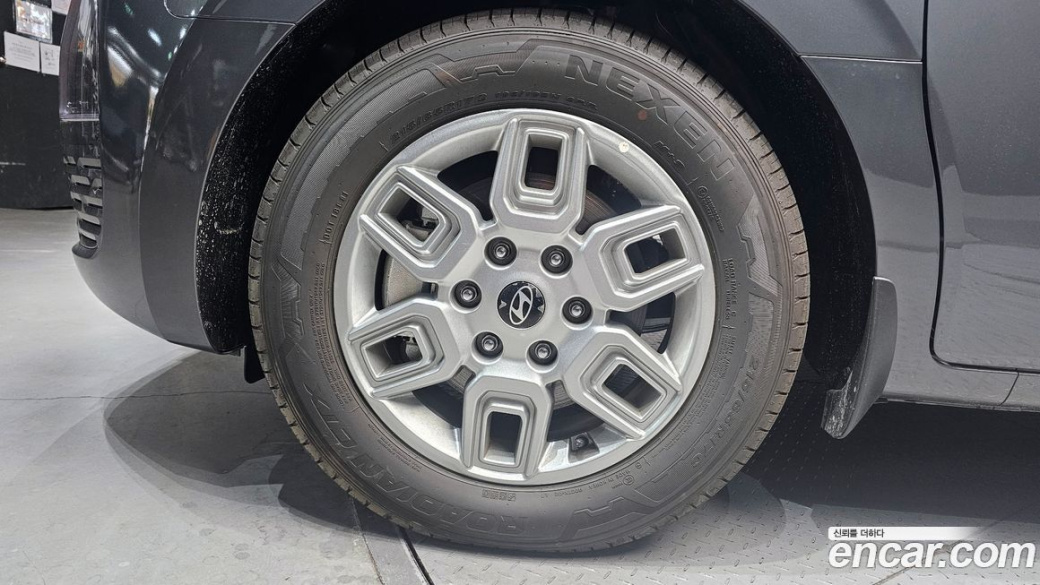 Hyundai Staria 4WD Tourer 11-Seater, 2025
