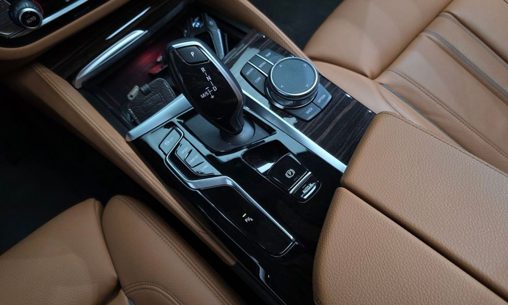 BMW 5-Series 520i Luxury, 2023