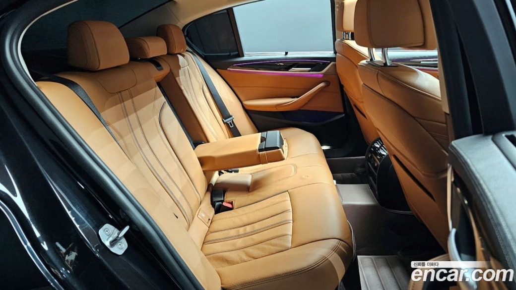 BMW 5-Series 520i Luxury, 2022