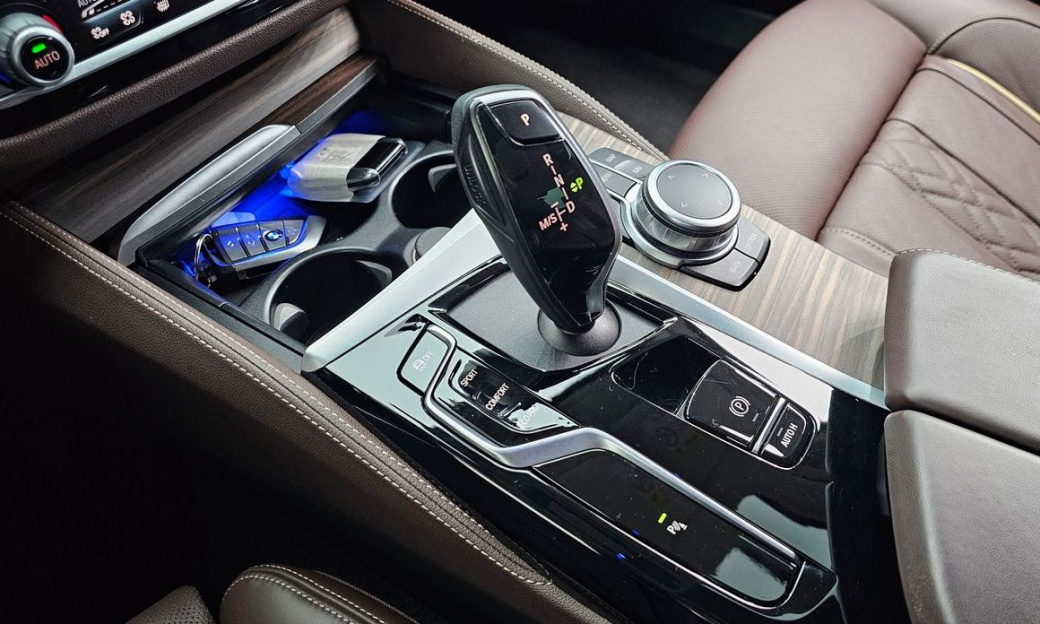BMW 5-Series 530i Luxury, 2022
