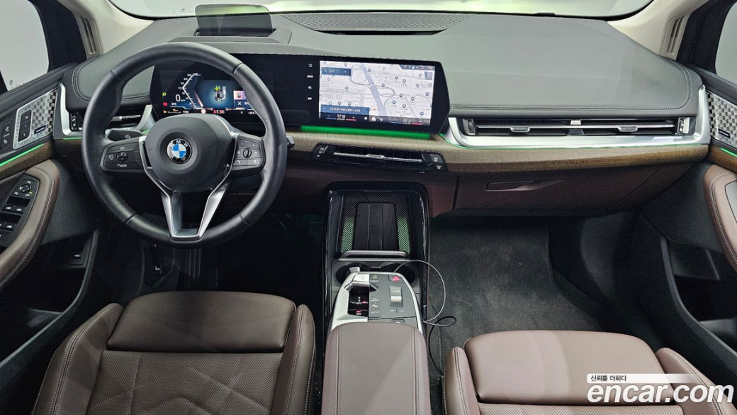 BMW 2-Series 220i Luxury, 2025
