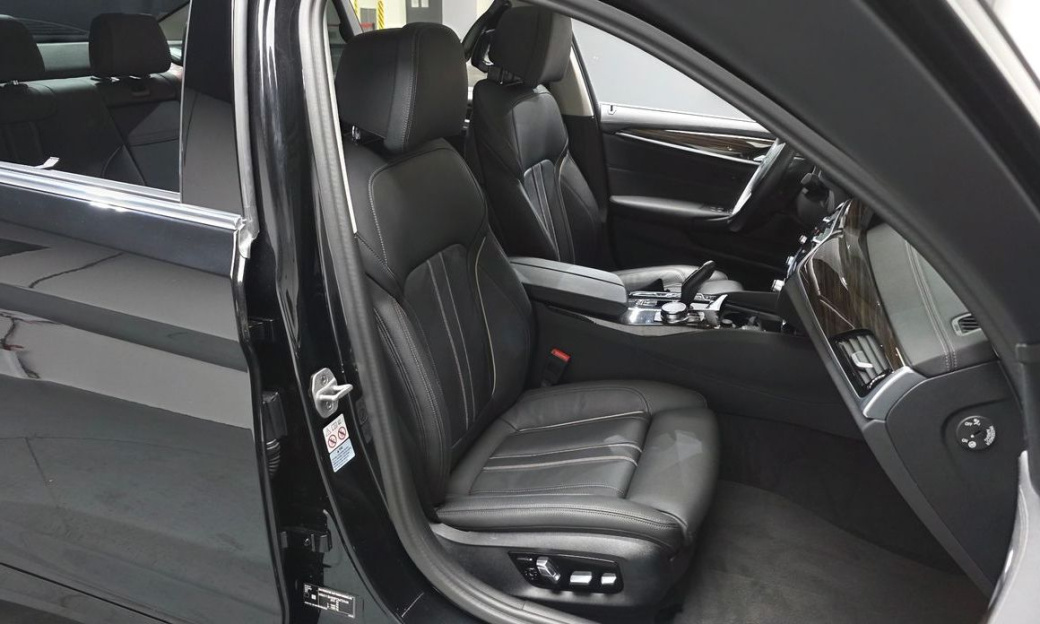 BMW 5-Series 520i Luxury, 2023