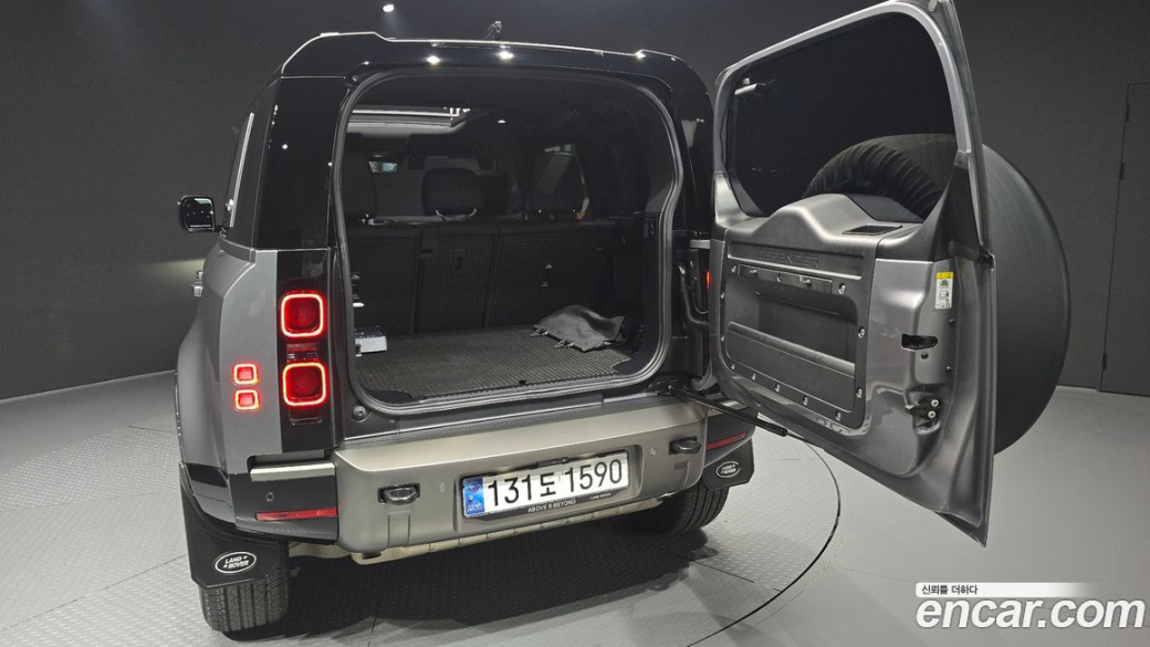 Land Rover Defender 110 P300 X-Dynamic SE, 2024