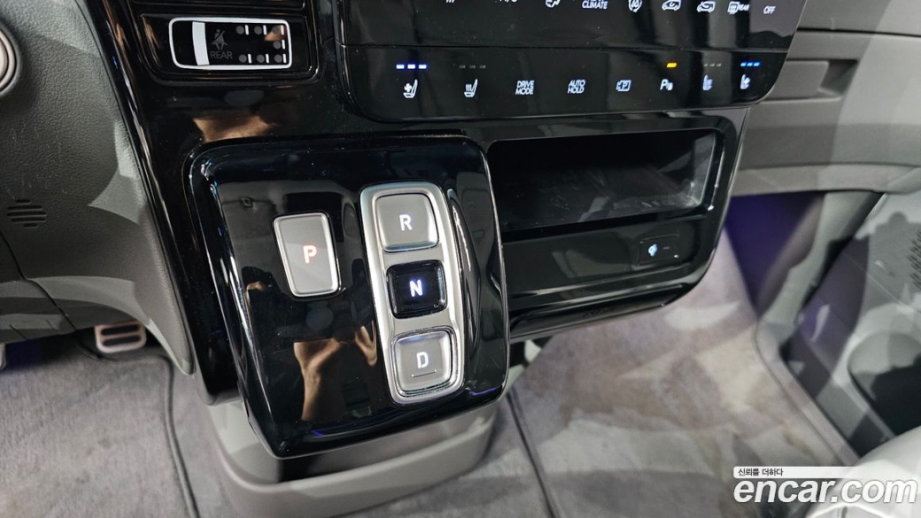 Hyundai Staria 4WD Lounge 9-Seater, 2023