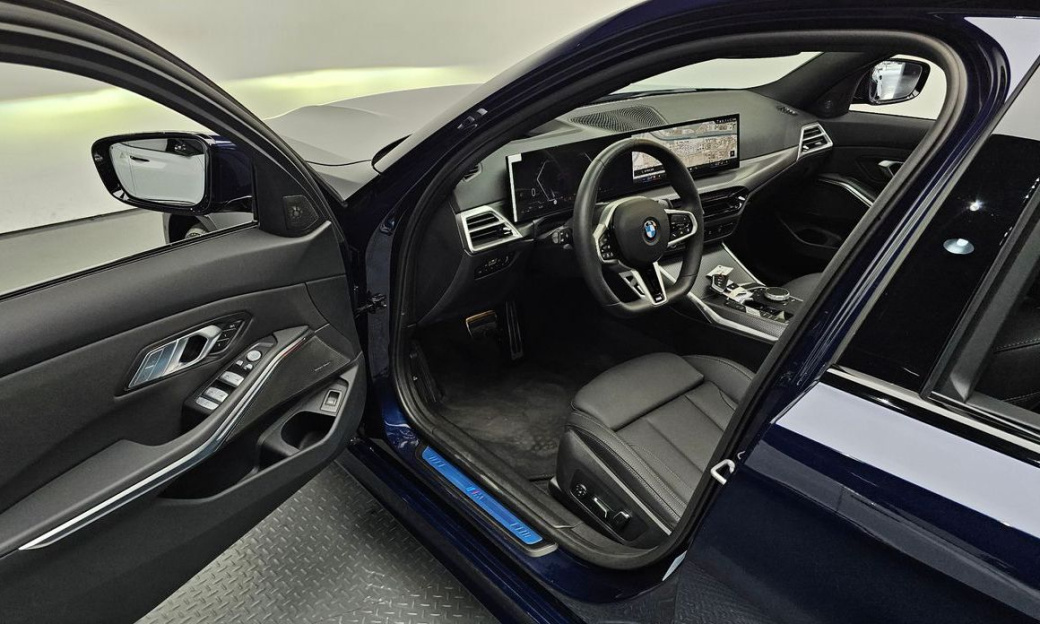 BMW 3-Series 320i M Sport, 2025