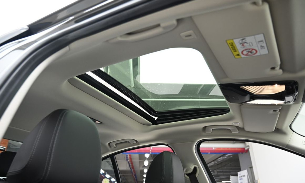 BMW 3-Series 320i, 2025