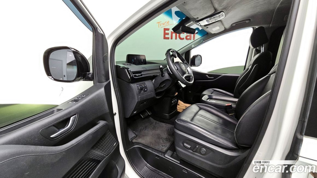 Hyundai Staria Lounge 9-Seater, 2024
