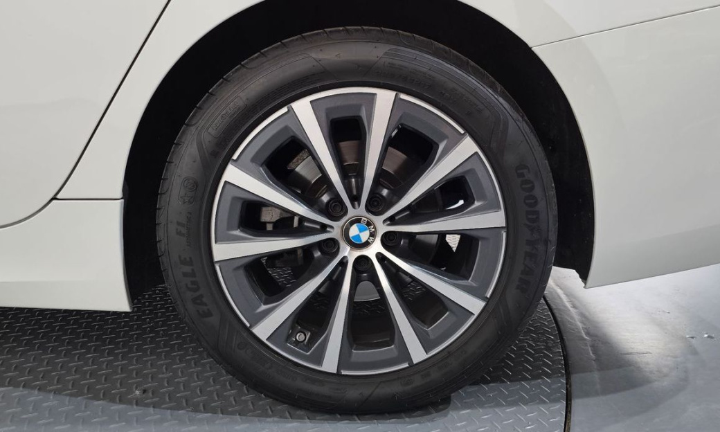 BMW 3-Series 320i Touring, 2024