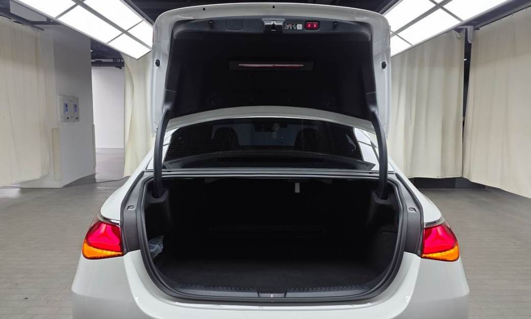 Mercedes-Benz E-Class E300 4MATIC AMG Line, 2025