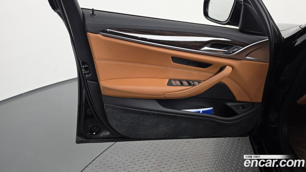 BMW 5-Series 520i Luxury, 2023