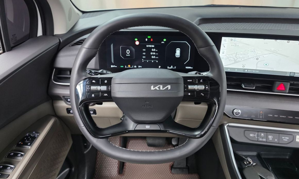 Kia Carnival 7-Seater Outdoor, 2025