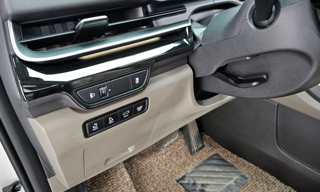 Kia Carnival 9-Seater Signature, 2025