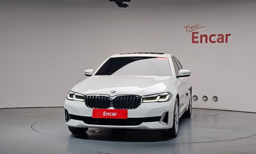 BMW 5-Series 530i Luxury, 2023