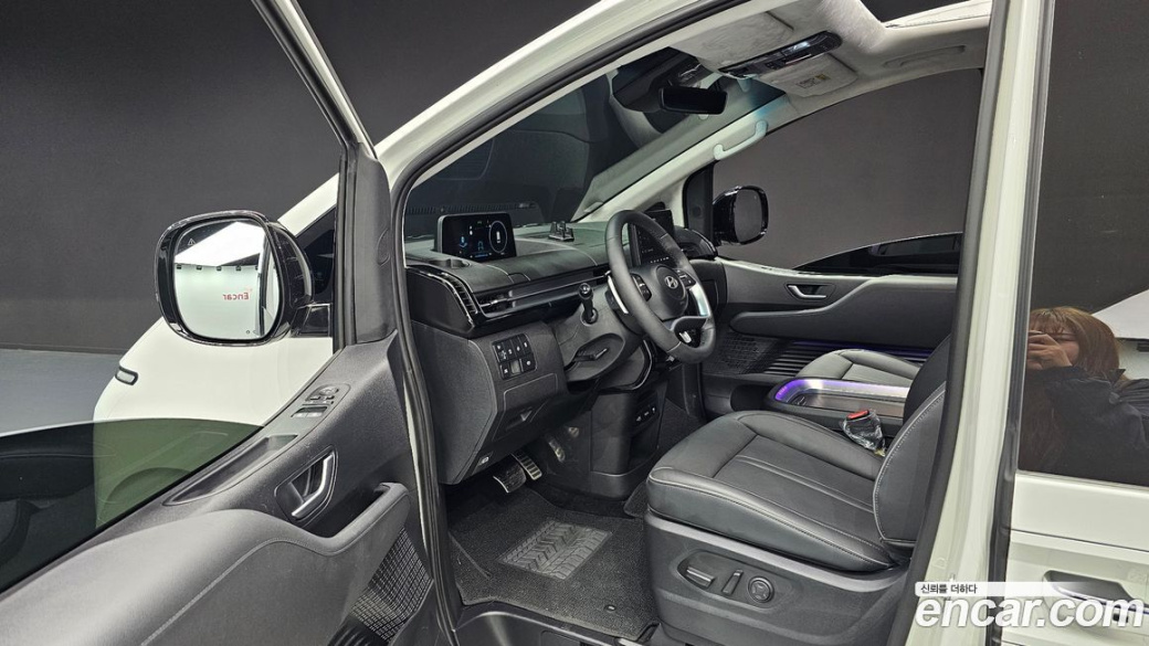 Hyundai Staria 4WD Lounge 9-Seater, 2025
