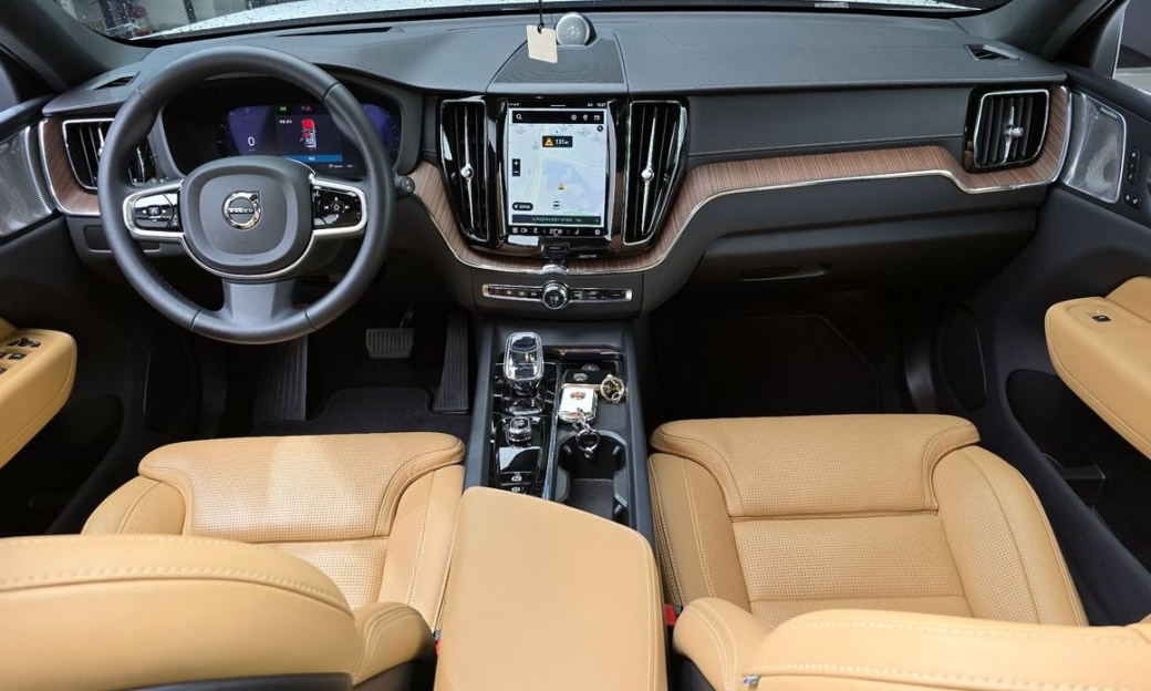 Volvo XC60 B6 Ultimate Bright, 2024