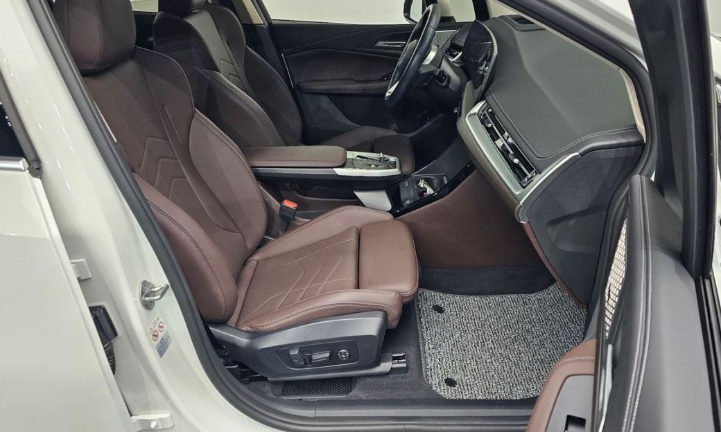 BMW 2-Series 220i Luxury, 2024