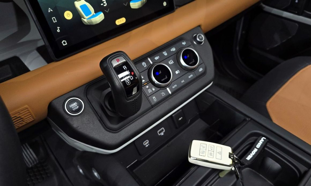 Land Rover Defender 110 P300 X-Dynamic SE, 2024