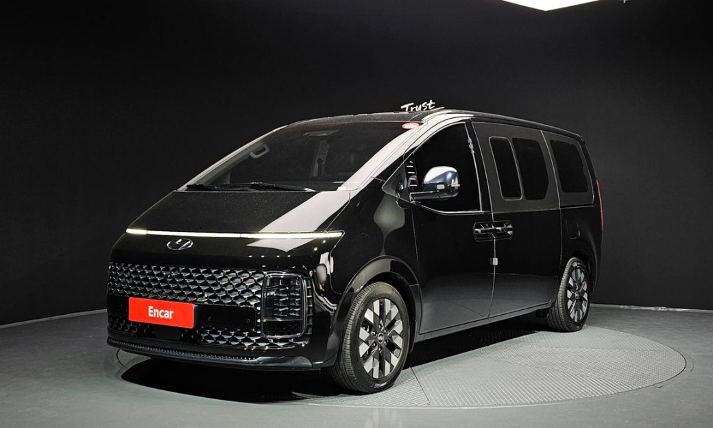 Hyundai Staria 4WD Lounge 9-Seater, 2022