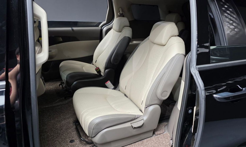 Kia Carnival 9-Seater Signature, 2025
