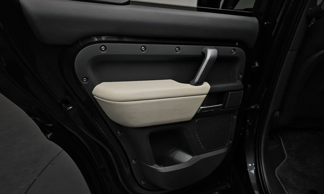 Land Rover Defender 110 D300 X-Dynamic HSE, 2024