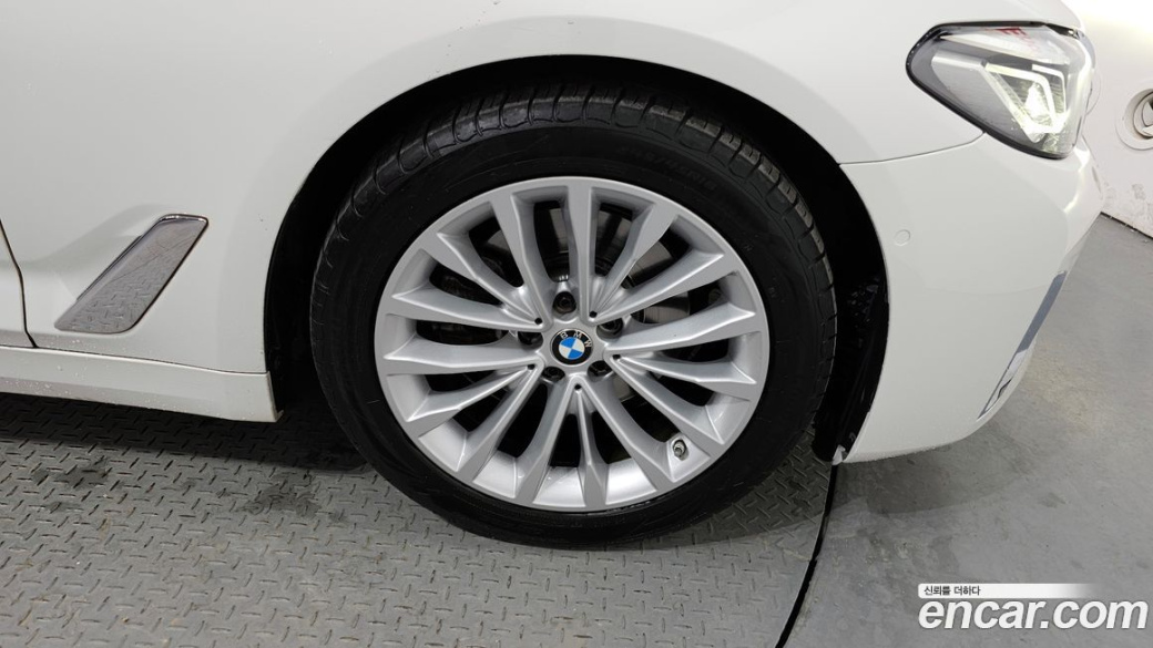BMW 5-Series 520i Luxury, 2022