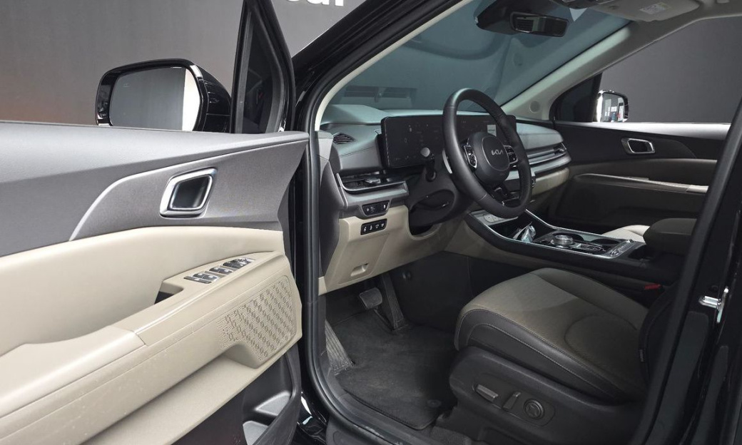 Kia Carnival 7-Seater Outdoor, 2025