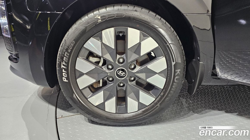 Hyundai Staria 4WD Lounge 9-Seater, 2022