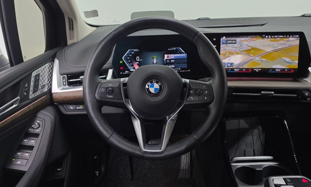 BMW 2-Series 220i Luxury, 2023