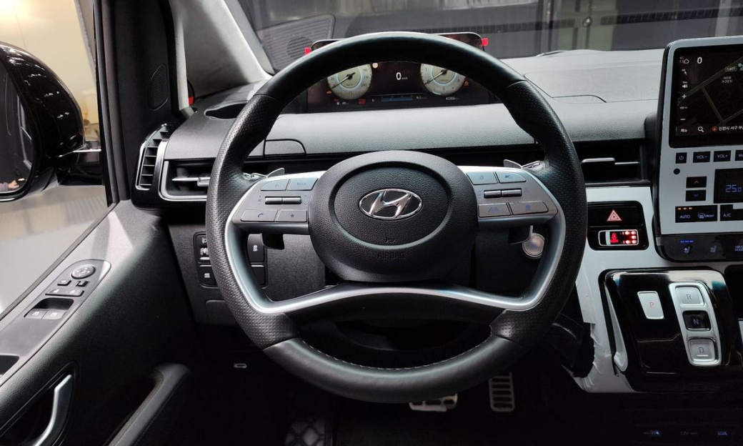 Hyundai Staria 4WD Lounge 7-Seater, 2022