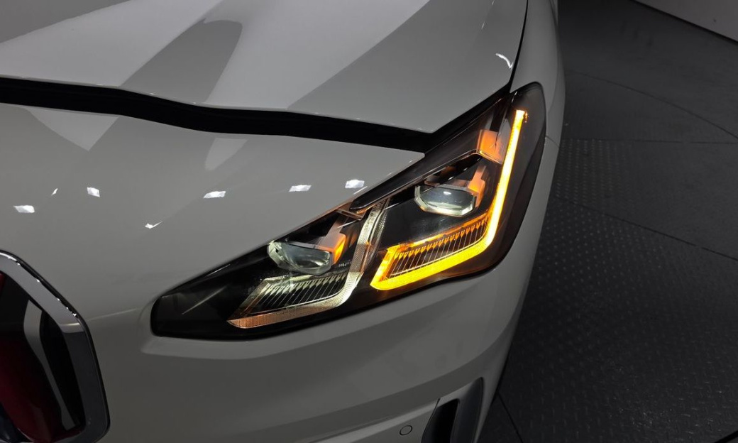 BMW 2-Series 220i Luxury, 2025