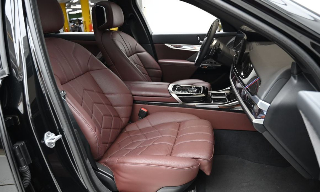 BMW 7-Series 740d xDrive M Sport, 2025