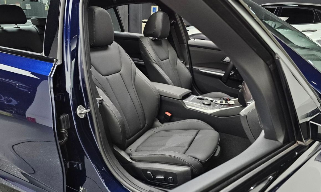 BMW 3-Series 320i M Sport, 2025