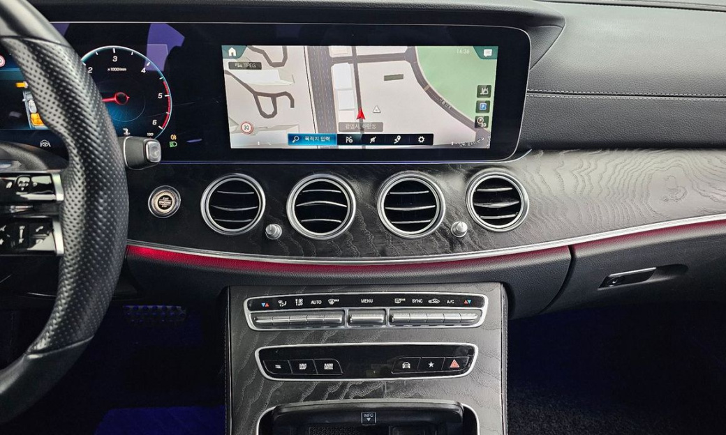 Mercedes-Benz E-Class E220d 4MATIC AMG Line, 2022