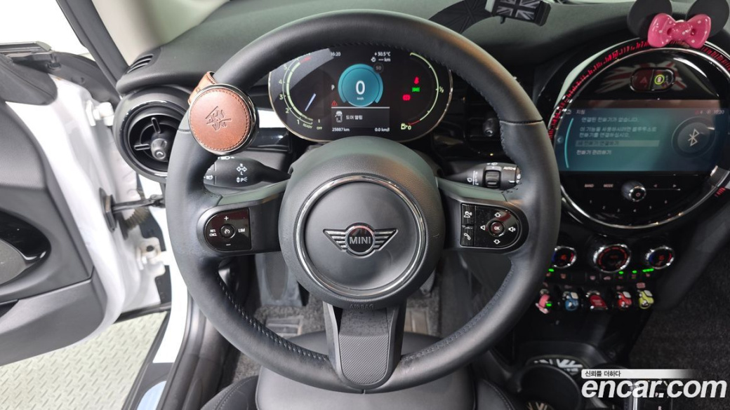 Mini Cooper Classic Plus Launch Pack, 2023