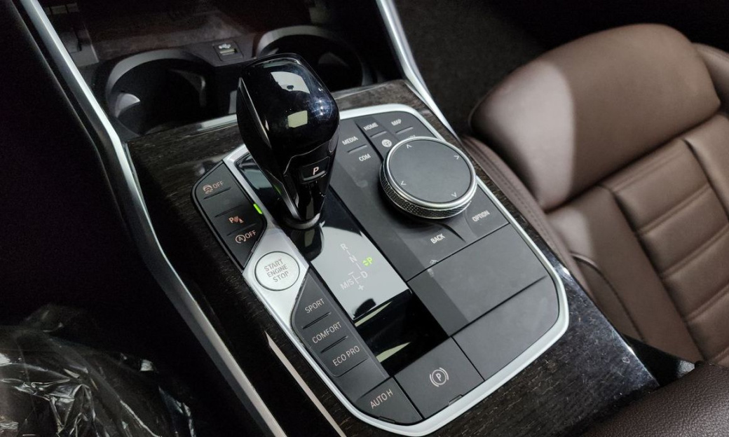 BMW 3-Series 320i Luxury, 2022