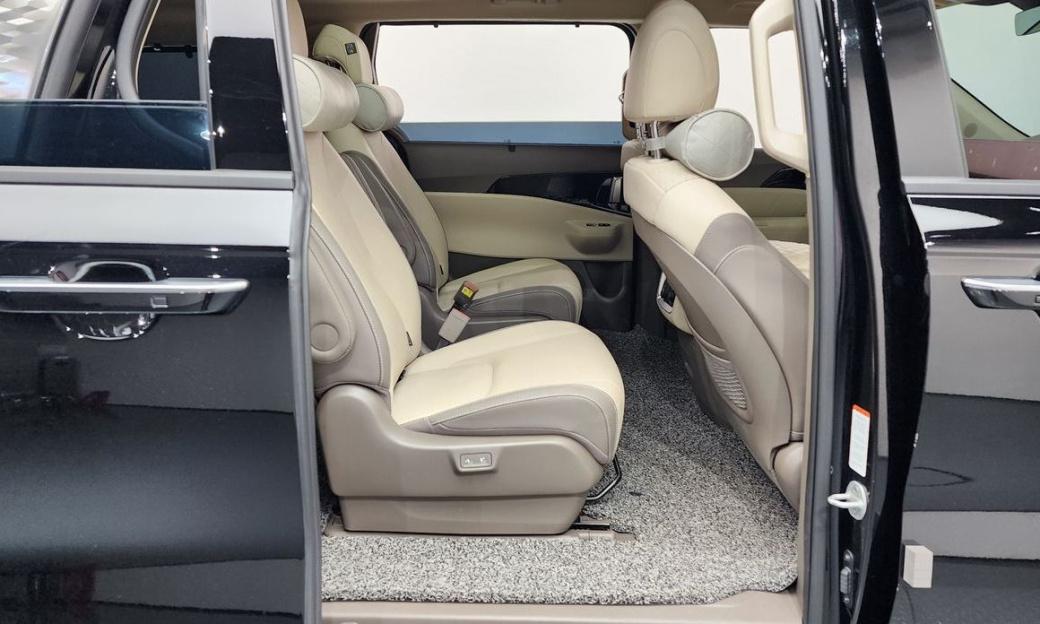 Kia Carnival 9-Seater Signature, 2024