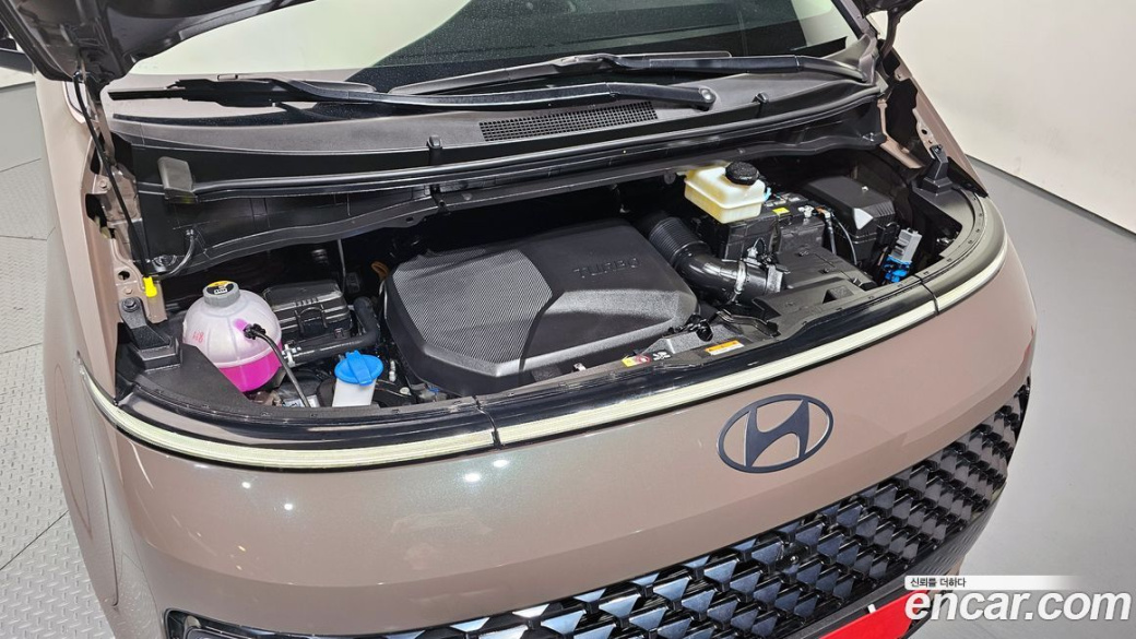 Hyundai Staria Lounge 9-Seater, 2025