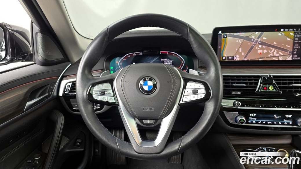 BMW 5-Series 530i Luxury, 2022