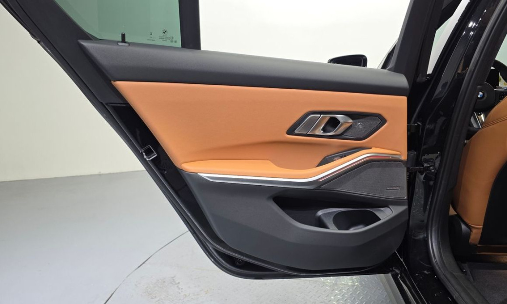 BMW 3-Series 320i M Sport, 2024