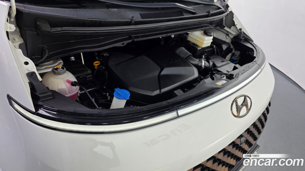 Hyundai Staria 4WD Lounge 7-Seater, 2023