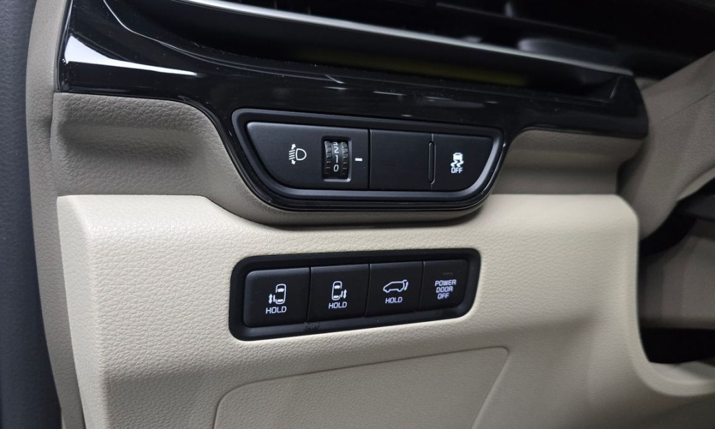 Kia Carnival 9-Seater Signature, 2024