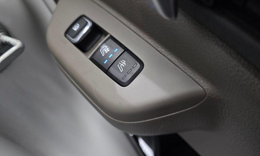 Kia Carnival 7-Seater Outdoor, 2025