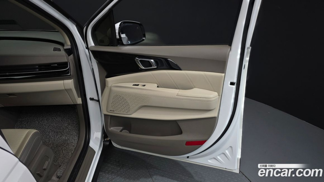 Kia Carnival 9-Seater Signature, 2024