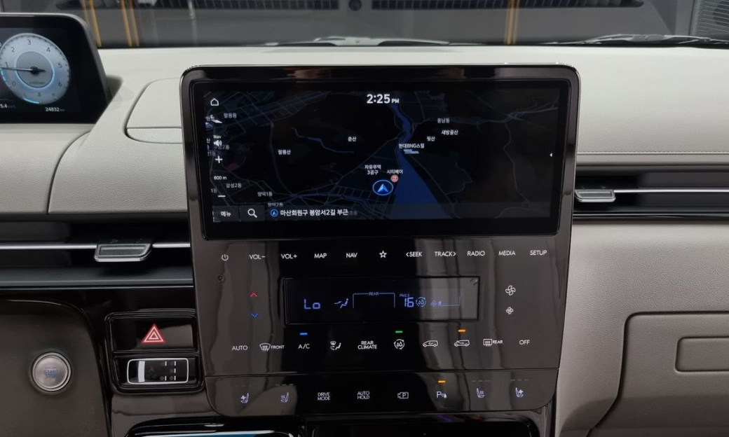 Hyundai Staria 4WD Lounge 7-Seater, 2024