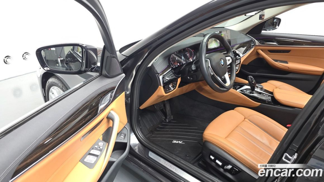 BMW 5-Series 520i Luxury, 2023