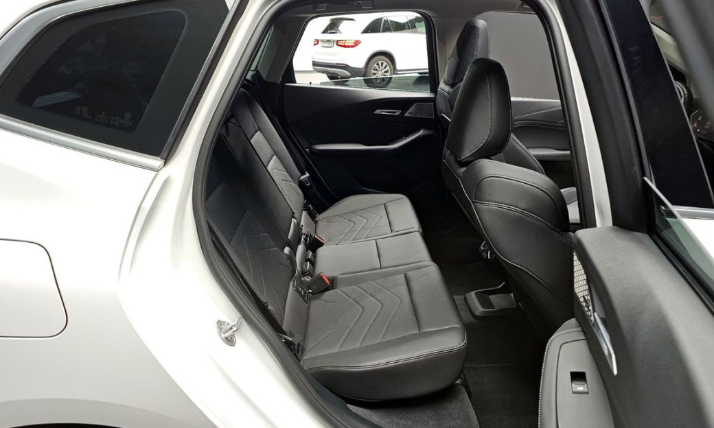 BMW 2-Series 220i Luxury, 2023