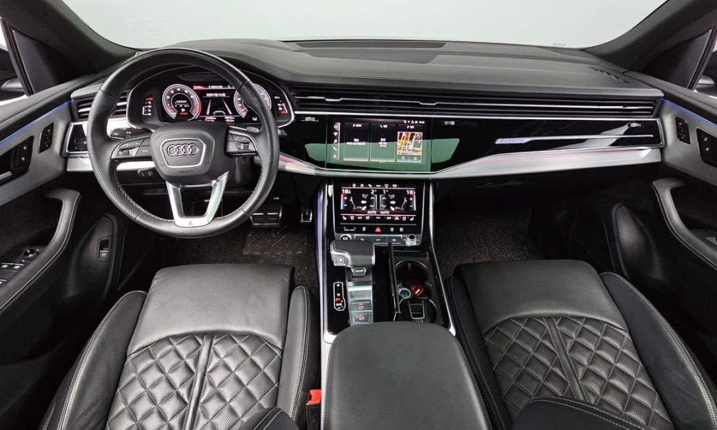 Audi Q8 55 TFSI Quattro Premium, 2022
