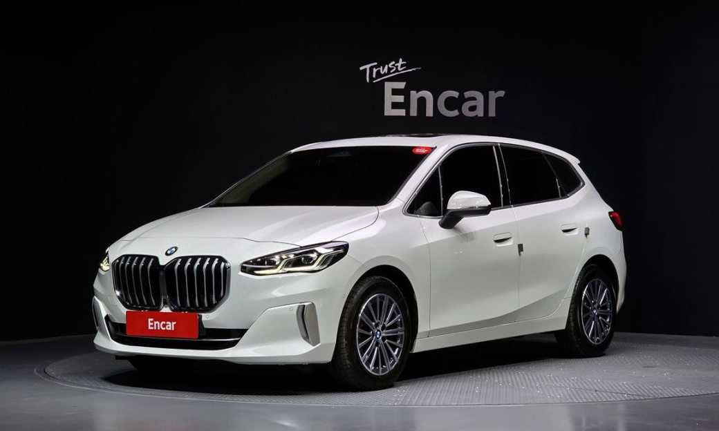 BMW 2-Series 220i Luxury, 2024