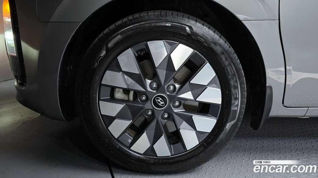 Hyundai Staria 4WD Lounge 7-Seater, 2023