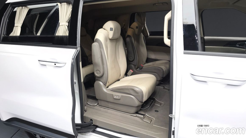 Kia Carnival 9-Seater Hi-Limousine, 2021